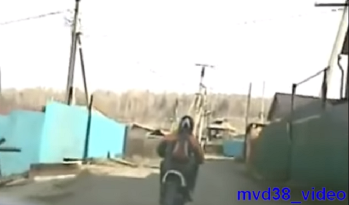 В Иркутске нетрезвый водитель мопеда попытался скрыться от полицейских, кинув в них  бензопилу (Видео)