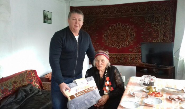 Депутат Василий Донских поздравил с 90-летием жительницу Первомайского