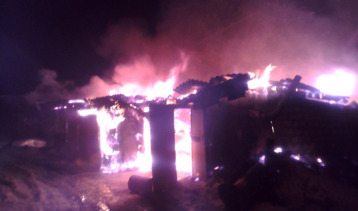 В Нижнеилимском районе сгорели 7 гаражей и автомобиль Honda Civic