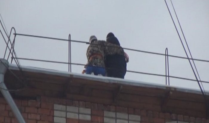 В Тайшете полицейские и сотрудники МЧС спасли школьника от падения с пятого этажа