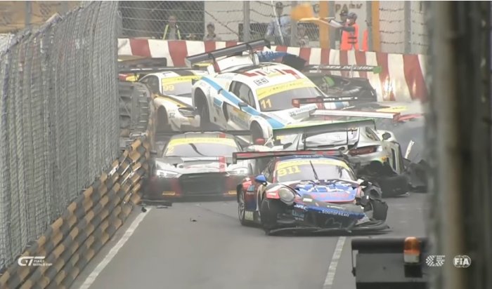 Авария с участием 16 машин произошла на этапе гоночной серии GT в Макао