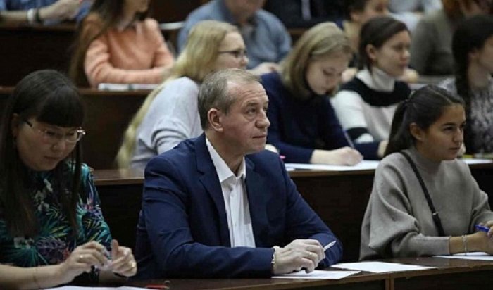 Губернатор Иркутской области Сергей Левченко принял участие в географическом диктанте