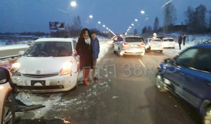 На 8-м километре Байкальского тракта столкнулись сразу 14 машин