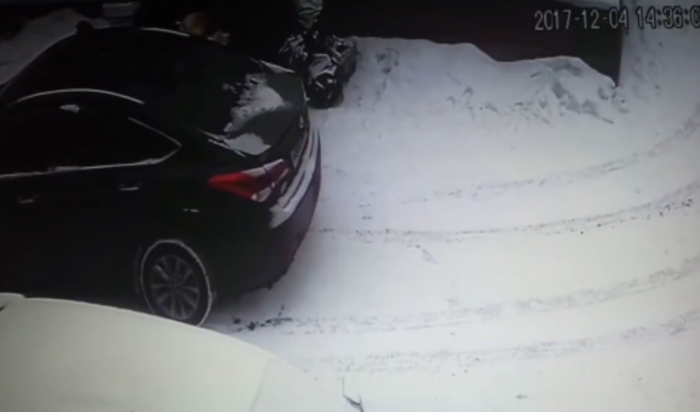 В Иркутске ведется розыск подозреваемых в поджоге автомобиля Hyundai (Видео)