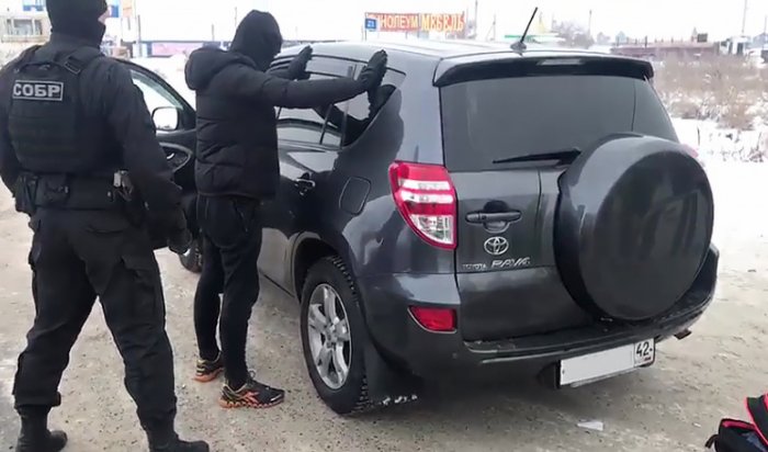 В Иркутском районе в машине с перебитыми номерами найдены оружие и наркотики
