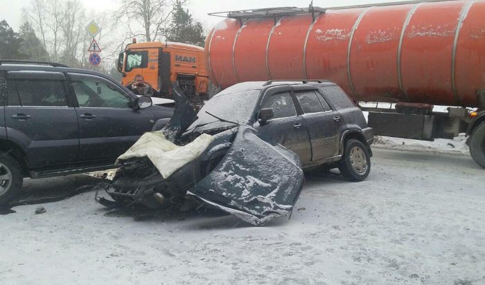 Вблизи Ангарска в двух авариях столкнулись пять машин