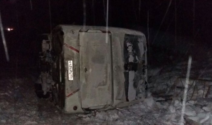 В Братском районе опрокинулся междугородний автобус, пострадали 11 пассажиров и водитель