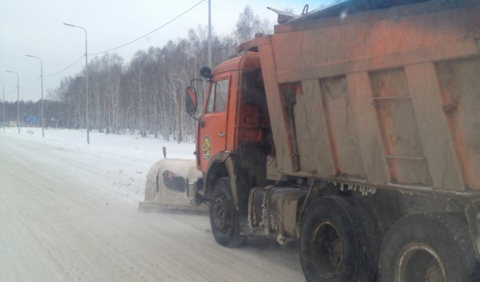 На уборке дорог в Приангарье в минувшие сутки работала 301 единица специализированной дорожной техники