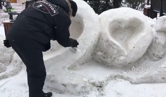 Под Красноярском красящие снег белой краской коммунальщики попали на видео‍