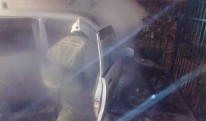 В центре Иркутска горел автомобиль Mazda Demio (Видео)