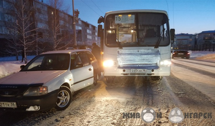 В Ангарске таксист преградил путь автобусу, чтобы спасти зажатого в дверях школьника (видео)
