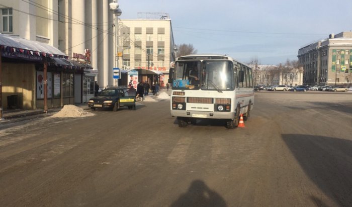 В центре Иркутска пассажирский автобус сбил женщину