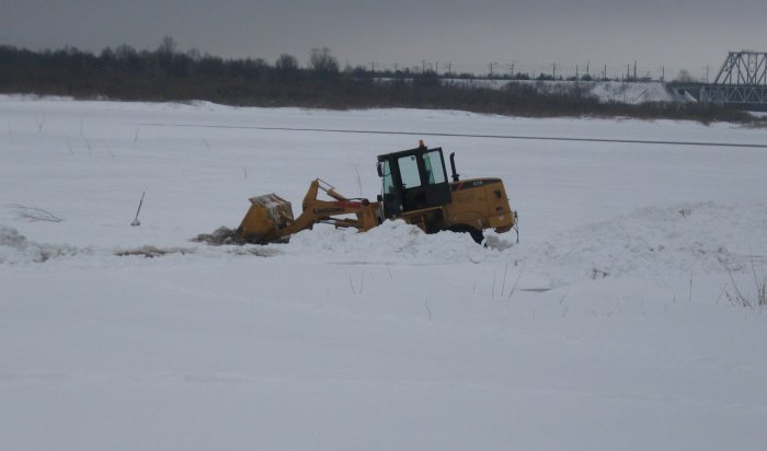 В Киренском районе погиб водитель трактора, провалившегося под лед на реке Лене
