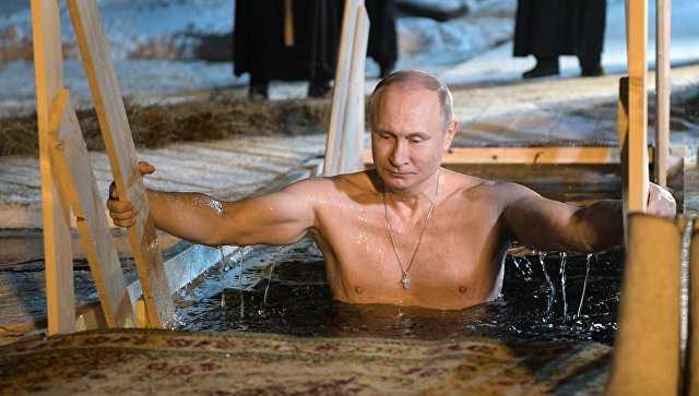 Путин на Крещение окунулся в прорубь в монастыре на Селигере‍
