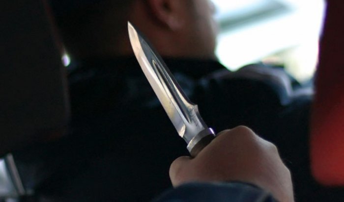 В пригороде Усть-Илимска автостопщик напал с ножом на водителя
