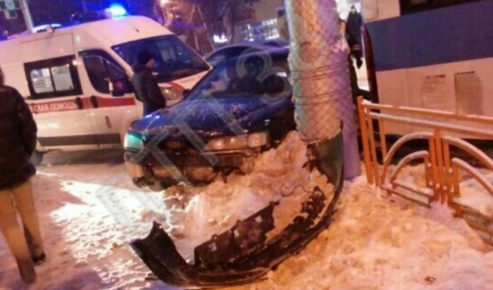 В Иркутске легковой автомобиль сбил 2-х человек на остановке «23-я школа» В Иркутске легковой автомобиль сбил 2-х человек на остановке «23-я школа»