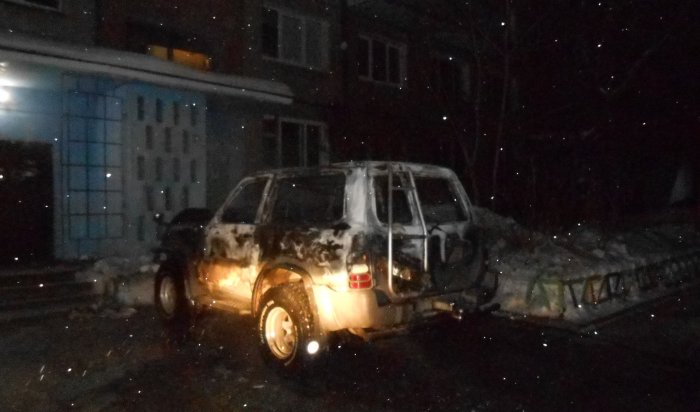 В Ангарске подожгли автомобиль Nissan Safari