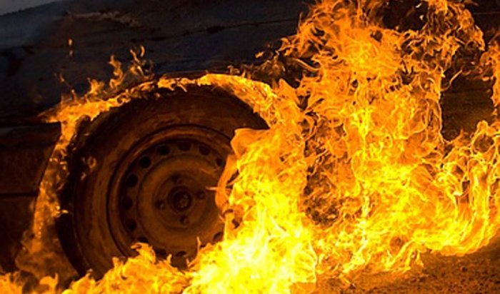 В Иркутске горел автомобиль Toyota Cresta