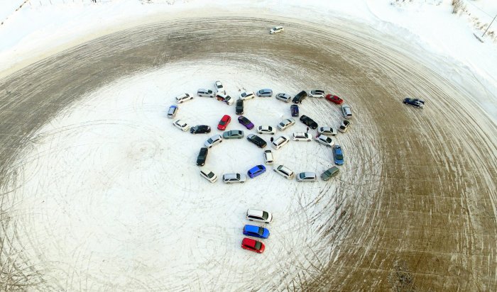 Автомобилисты из Иркутска выстроили символ Олимпиады
