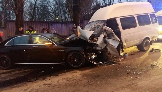 В Ставрополе выехавший на «встречку» Mercedes врезался в маршрутку