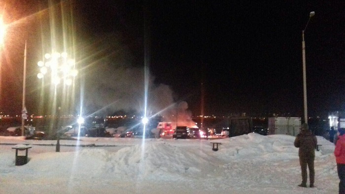 Автомобиль горел на улице Верхней Набережной в Иркутске вечером 14 февраля (Видео)