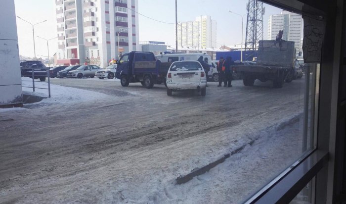 В Иркутске выясняются обстоятельства конфликта между водителями Toyota Caldina и Kia Bongo