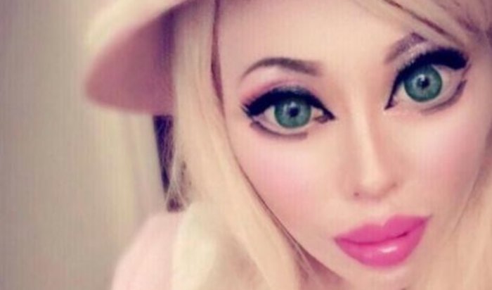 В США девушка сделала пластику, чтобы стать похожей на Барби