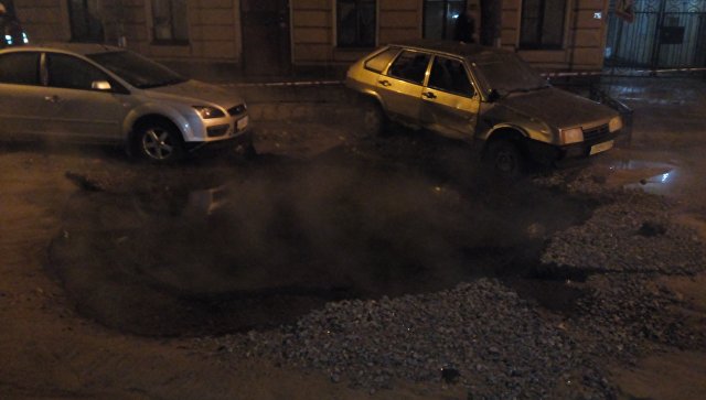 Фонтан горячей воды выбил стекла в нескольких домах в Петербурге