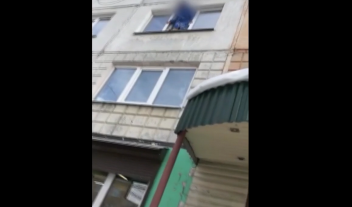 В Бодайбо полицейские спасли женщину, едва не выпавшую из окна