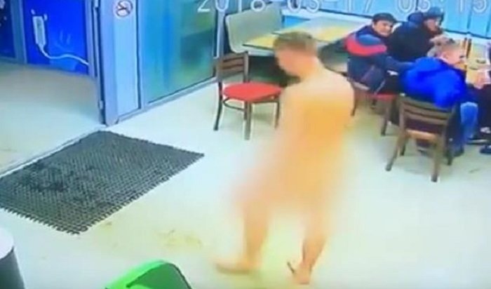 В Иркутске голый мужчина с цветком обокрал квартиру, угнал автомобиль и устроил ДТП (Видео)