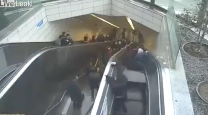 В Стамбуле мужчину в метро зажевал эскалатор (Видео)