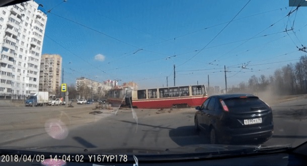 В Петербурге трамвай выехал на проезжую часть (Видео)