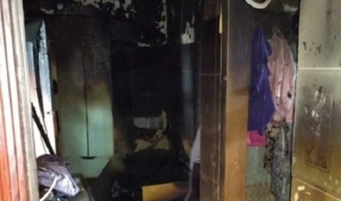 Пенсионер пострадал на пожаре в многоквартирном доме на улице Полярной в Иркутске