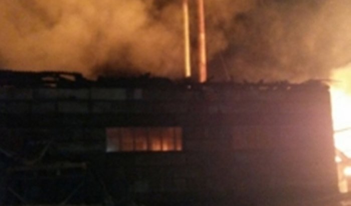 В Усть-Илимске загорелось деревоперерабатывающее предприятие