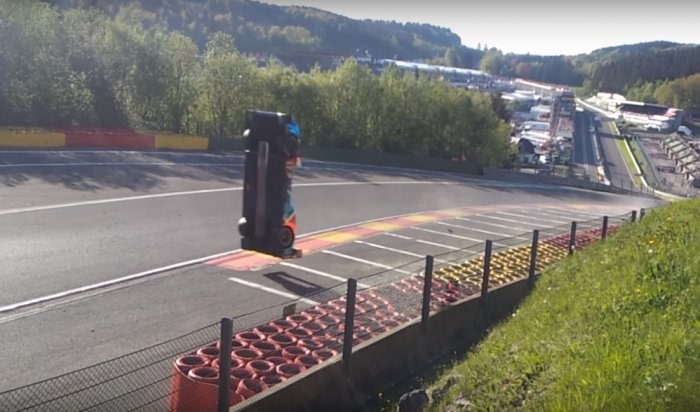 Российский гонщик сделал сальто на скорости 300 км/ч (Видео)