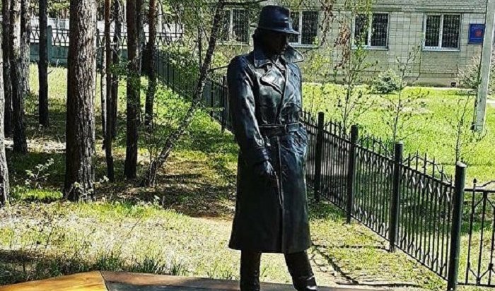 В Ангарске установили второй в России памятник Владимиру Высоцкому в образе Глеба Жеглова