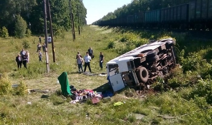 Четыре человека погибли при столкновении поезда с автобусом в Орловской области