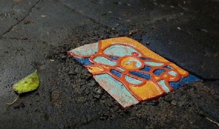 Художник Иван Кравченко залатал ямы на тротуаре в центре Иркутска плитками ручной работы