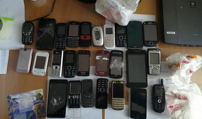 В Ангарске пресечена попытка передачи в колонию 26 сотовых телефонов