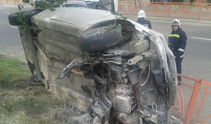 Водитель Toyota Fielder въехал в ограждение и опрокинул автомобиль на улице Лермонтова в Иркутске (Видео)