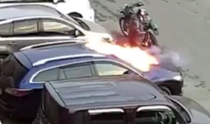 Неизвестный на мотоцикле поджег Мазду в микрорайоне Крылатый Иркутска (Видео)