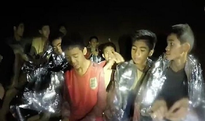 В Таиланде спасли из пещеры всех детей и их тренера (Видео)