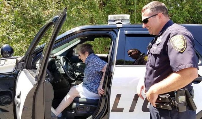 В США дочь заказала арест своей 93-летней матери копам