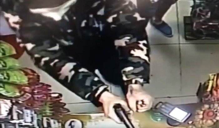 Отважная читинская кассирша проигнорировала грабителя с пистолетом и гранатой (Видео)