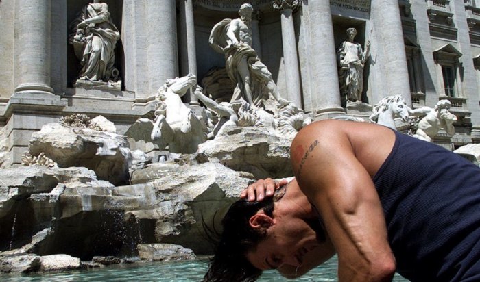 Россиянина оштрафовали за купание в римском фонтане Треви