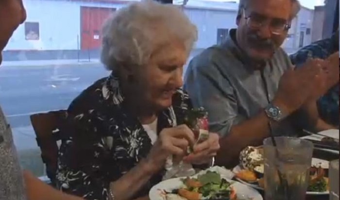 109-летняя американка «сломала систему», требуя процентную скидку на день рождения по количеству лет (Видео)