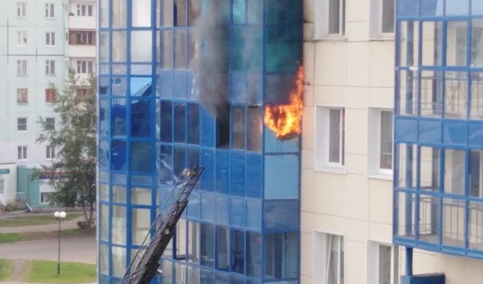 35 человек эвакуировались из горящей многоэтажки в Братске