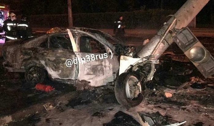 В Иркутске Mercedes-Benz врезался в световую опору и загорелся (Видео)