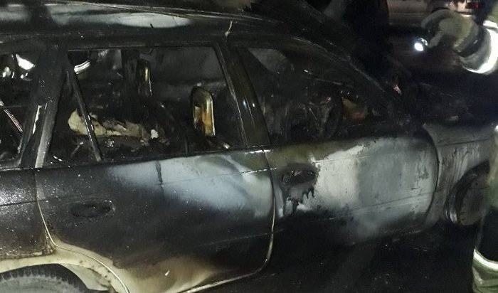 Четыре автомобиля горели на улице Дыбовского в Иркутске