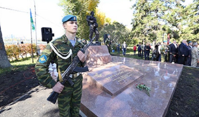 В Иркутске открыли памятник и сквер ветеранам-десантникам
